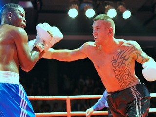 Tomi Kovács (vpravo) a Hamzo Wander (Uganda) bojujú o titul WBF v rámci vyvrcholenia trnavského galavečera o opasok šampióna boxerskej organizácie WBF (World Boxing Federation) v ťažkej váhe. Trnava.