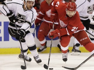 Tomáš Tatar v červenom drese s číslom 21.