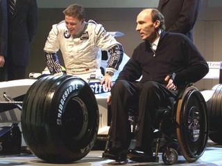 Frank Williams sa prizerá 10. januára počas prezentácie svojho tímu v sídle BMW v Mníchove.