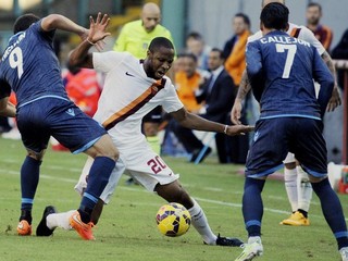 Keita z AS v strede a hráči Neapola Higuain a Callejon.