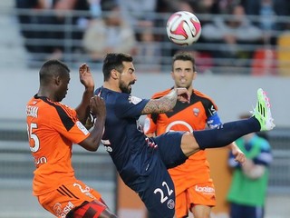 Ezequiel Lavezzi z PSG a Lamine Gassama z Lorientu (vľavo).