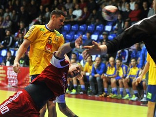 Zľava: Kim Andersson zo Švédska, Michal Kupčo zo Slovenska a brankár Johan Sjöstrand zo Švédska.