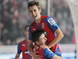 Tomáš Hořava (hore) sa teší z gólu s Václavom Pilařom, ktorý mu nahral.