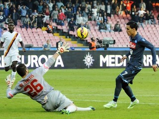 Útočník Neapola José Callejón (vpravo) strieľa gól, vľavo brankár AS Rím Morgan De Sanctis.