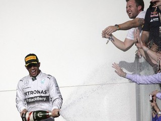 Hamilton oslavuje víťazstvo na Veľkej cene USA.