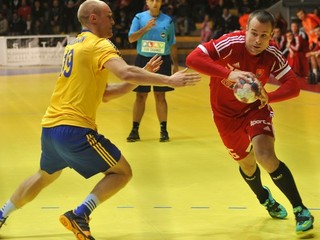 Lukáš Gamrát (vpravo) v kvalifikačnom zápase Slovenska proti Švédsku.