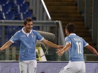 Senad Lulić (vľavo) a Miroslav Klose sa tešia z gólu Lazia Rím.