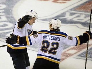 Tarasenko (vľavo)dal gól a premenil aj rozhodujúci nájazd.