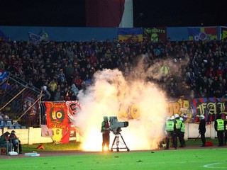 V zápase na Slovane fanúšikovia Sparty Praha zaútočili na domácich divákov a ničili štadión.