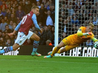 Andreas Weimann v šanci počas zápasu proti Manchestru City.