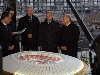Ruský prezident Vladimir Putin (druhý sprava), prezident FIFA Sepp Blatter (prvý sprava), ruský minister športu Vitalij Mutko (prvý zľava) a moskovský primátor Sergej Sobjanin (tretí sprava) počas stretnutia na moskovskom štadióne v Lužnikách 28. októbra