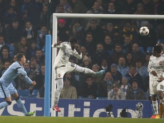 Seydou Doumbia z CSKA Moskva strieľa gól do siete City.