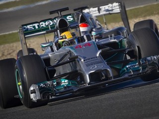 Lewis Hamilton má na čele bodovania F1 náskok.