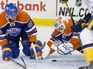 Brankár Edmontonu Ben Scrivens (vpravo) a Martin Marinčin s číslom 85 vľavo.