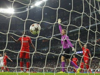 Brankár Liverpoolu Simon Mignolet (v strede) reaguje po tom, ako hráč Realu Madrid Karim Benzema strelil úvodný gól Liverpoolu. Vpravo reaguje Slovák Martin Škrtel.