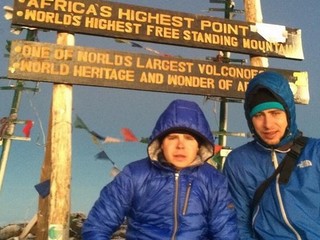 Sagan si na vrchu Kilimandžára dal teplý čaj a prišlo mu zle