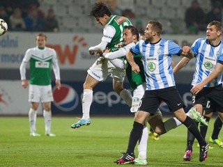 Ruslan Mingazov z Jablonca strieľa rozhodujúci gól v zápase s Boleslavou.