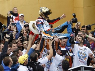 Marqueza nosia na rukách.