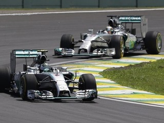 Rosberg zvíťazil pred Hamiltonom.