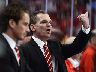 Sean Simpson na lavičke Švajčiarska v roku 2013, tím priviedol až do finále MS vo Švédsku.