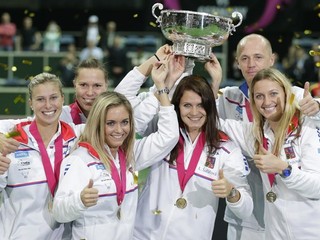 Český FED Cupový tím zľava Andrea Hlaváčková, Klára Koukalová, Lucie Šafářová, Petr Pála a Petra Kvitová.