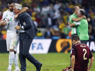 Alžírsky futbalista Essaid Belkalem a tréner Vahid Halilhodžič  sa tešia po remíze 1:1 v zápase H- skupiny Alžírsko - Rusko z postupu do osemfinále futbalových MS.
