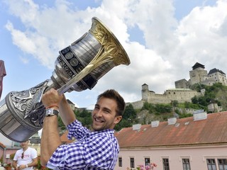 Hokejista Dominik Graňák pózuje s Gagarinovým pohárom, 28. júna 2013 v Trenčíne.