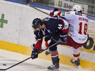 Kanaďan Kurtis Foster a vpravo Ben-Amor Semir (Jokerit) v zápase KHL proti Jokeritu 12. októbra v Bratislave.