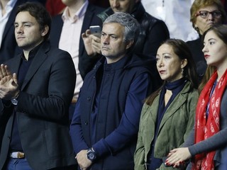 Futbalový tréner Jose Mourinho sa v Londýne pozerá na to, ako si Novak Djokovič prebral trofej.