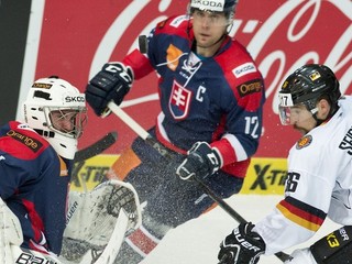 Vľavo brankár Marek Čiliak, uprostred Ivan Švarný a vľavo Yannic Seidenberg (Nemecko) počas zápasu Nemeckého pohára v Mníchove 8. novembra.
