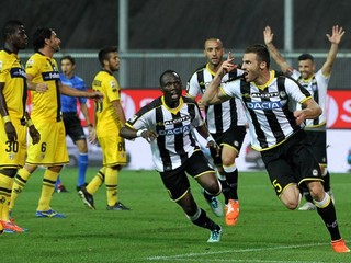 Sklamaní futbalisti AS Parma (vľavo) sledujú radosť hráčov Udinese.