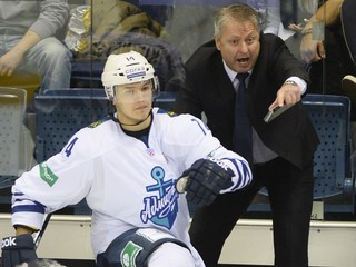 Slovenský tréner Admiralu Dušan Gregor (vpravo) na striedačke v zápase KHL Slovan - Admiral v Bratislave 2. novembra.