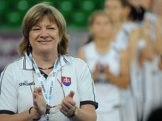 Slovenská trénerka Natália Hejková tlieska počas zápasu Slovensko - Litva základnej skupine na ME basketbalistiek v Bydgoszczi 20. júna 2011.