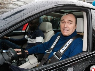 Bývalý pretekár formuly 1 Philippe Streiff v rozhovore s médiami pred nemocnicou Grenoble 3. januára 2014, kde sa liečil Michael Schumacher.