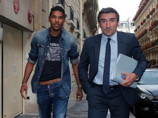 Brandao (vľavo) prichádza so svojím právnikom na zasadnutie disciplinárnej komisie.