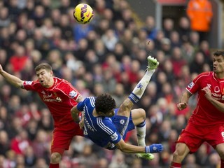 Útočník Chelsea Londýn Diego Costa (uprostred) v súboji s hráčmi Liverpoolu Albertom Morenom (vľavo) a Dejanom Lovrenom.
