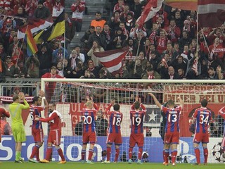 Futbalisti Bayernu Mníchov oslavujú so svojimi fanúšikmi v Allianz aréne.