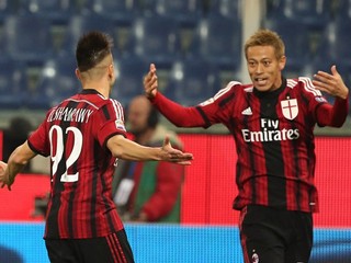 Útočník AC Miláno Stephan El Shaarawy (vľavo) sa teší z gólu so spoluhráčom Keisuke Hondom.