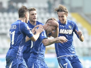 Útočník Sassuola Antonio Floro (v strede) oslavuje so spoluhráčmi rozhodujúci gól na pôde FC Turín.