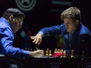 Ind Višvánáthán Ánand za šachovnicou s Nórom Magnusom Carlsenom.