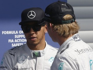 Lewis Hamilton (vľavo) a Nico Rosberg nie sú veľkí kamaráti.