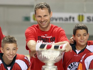 Handzuš pózuje so Stanleyho pohárom, ktorý vyhral v roku 2013.