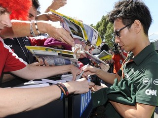 Kobajaši rozdáva autogramy.