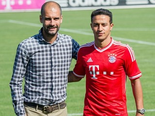 Thiago (vpravo) a Pep Guardiola po podpise zmluvy.