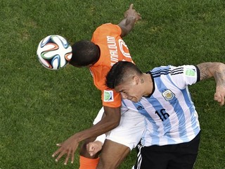 Argentínsky stredopoliar Marcos Rojo (vpravo).