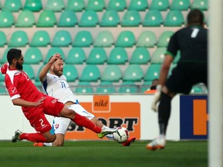 Adam Nemec (uprostred) v zápase s Maltou.