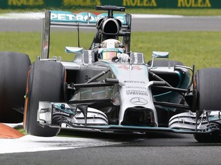 Na trati v Monze Lewis Hamilton.