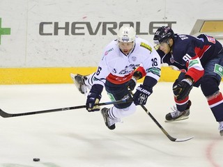 Obranca Slovana Ján Brejčák (vpravo) si v zápase so Záhrebom odsedel dvojminútový trest za podrazenie.