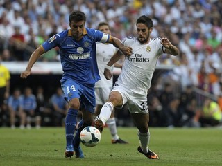Pedro León (vľavo) v súboji s Iscom z Realu Madrid.