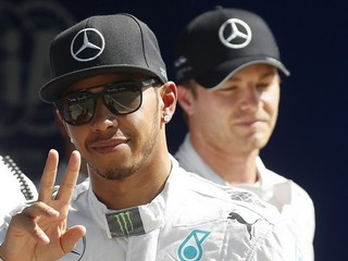 Lewis Hamilton sa teší z víťazstva, v pozadí je Nico Rosberg.